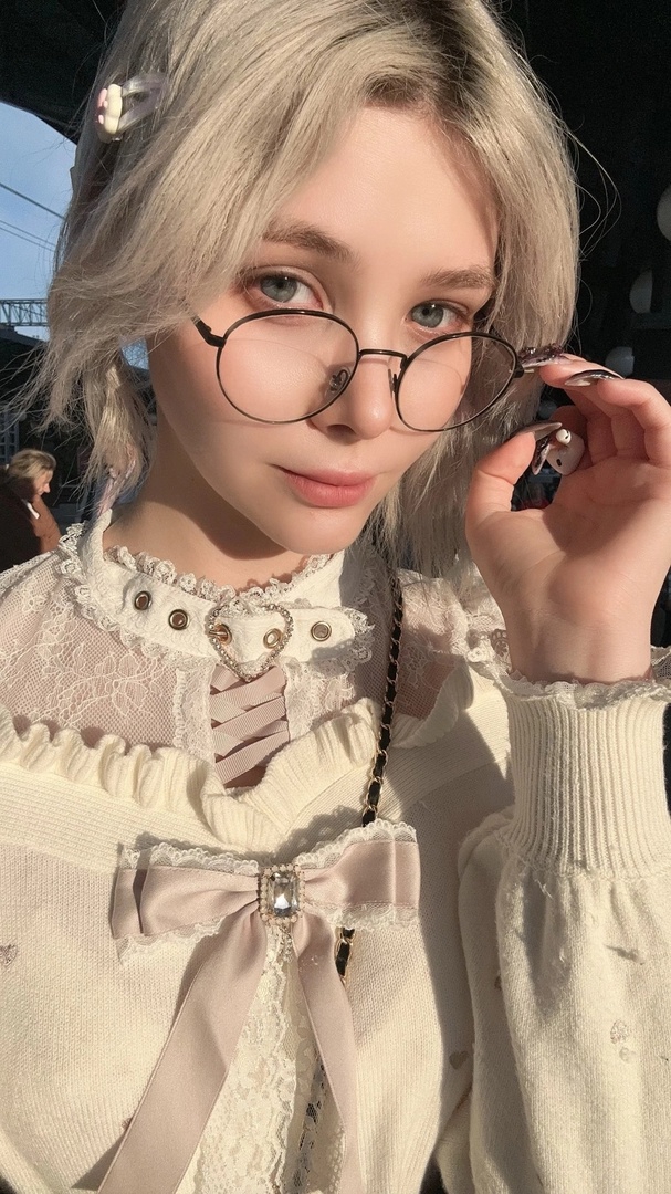 607x1080