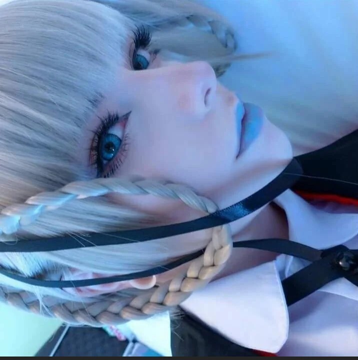 716x721